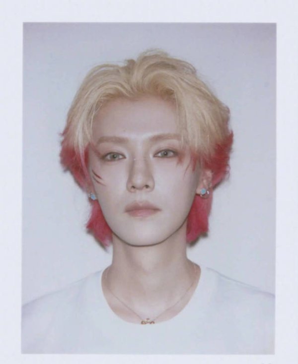 四川炒股配資 鹿晗“撕拉片”來了！一頭紅發(fā)帥得太權(quán)威